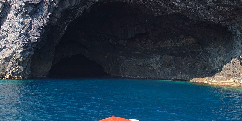 Filicudi dal mare - Grotta del Bue marino