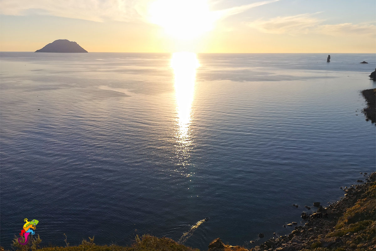 Il tramonto a Stimpagnato 1 Tramonto con vista di Alicudi
